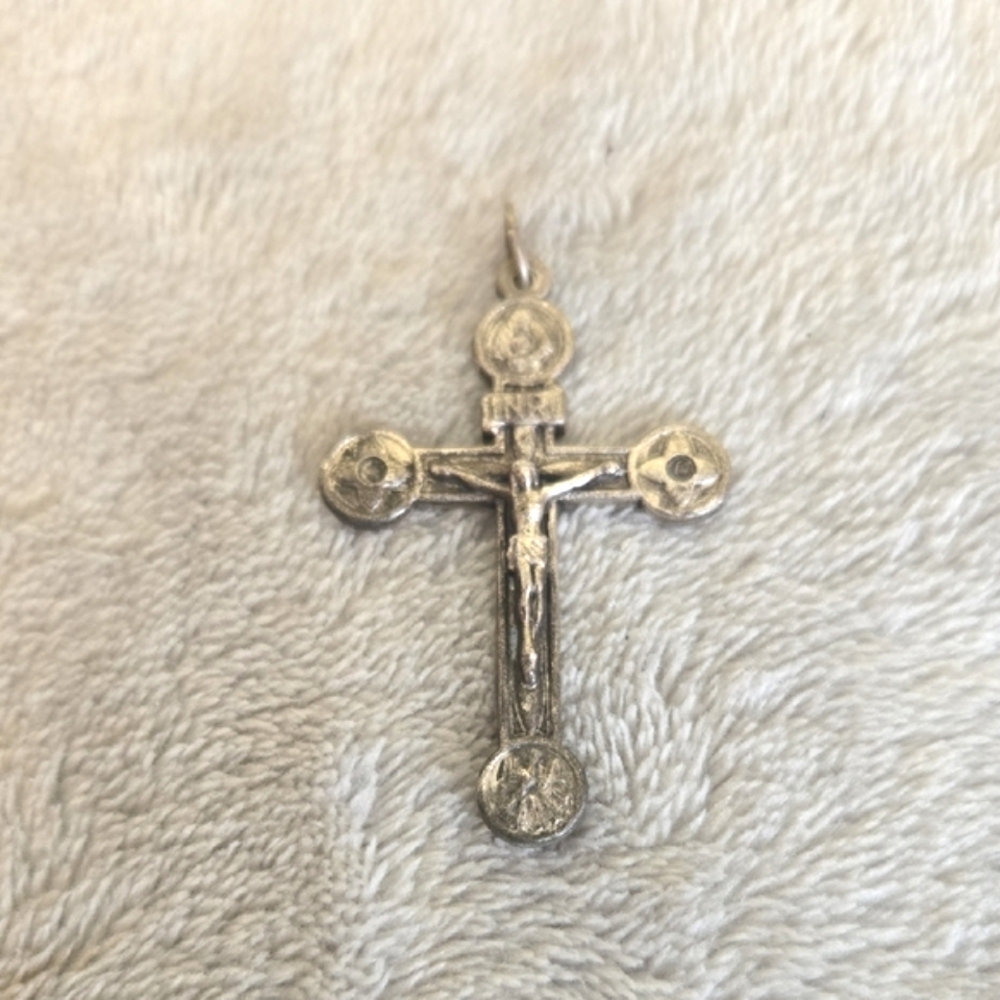 #579 Vintage Silver Tone Cross Pendant